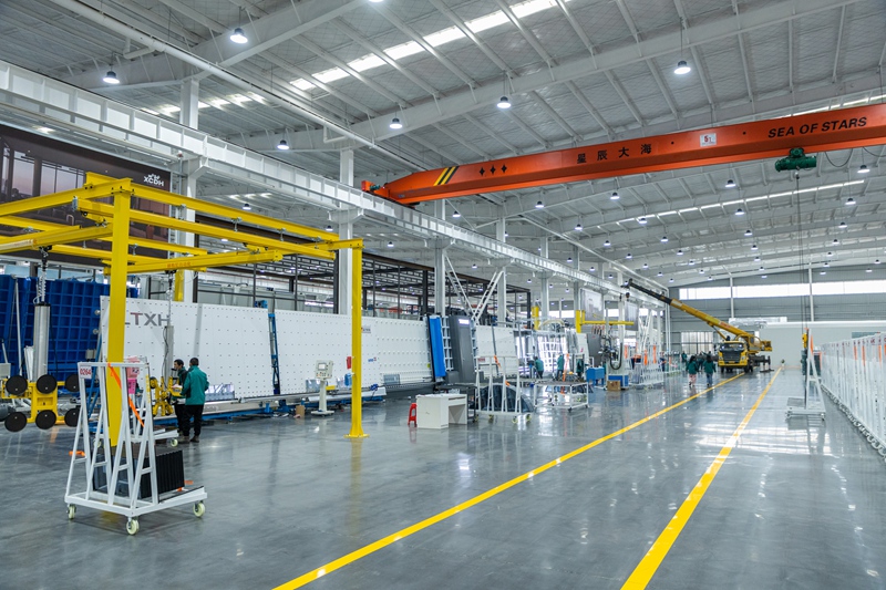 Vertical automated glass assembly and sealing line for system windows