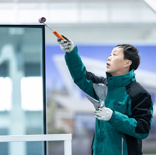 Manual inspection and sealing of an insulating glass unit at Xingchen Dahai factory